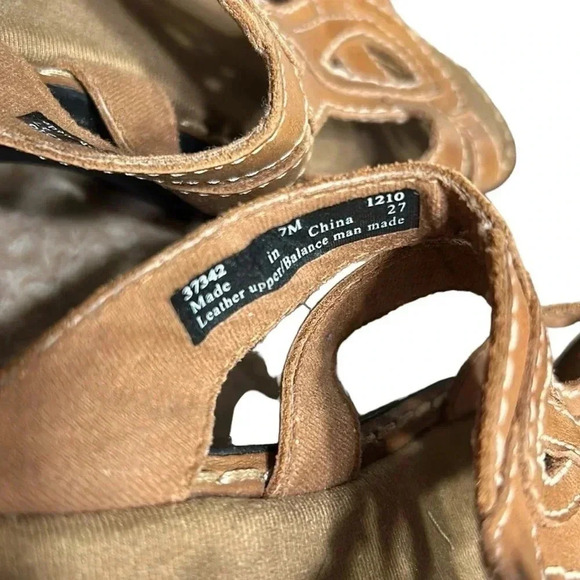 Clark s sandals ,Men size 7, Tan color,leather upper,slip on,velcro adjustable - Picture 10 of 10